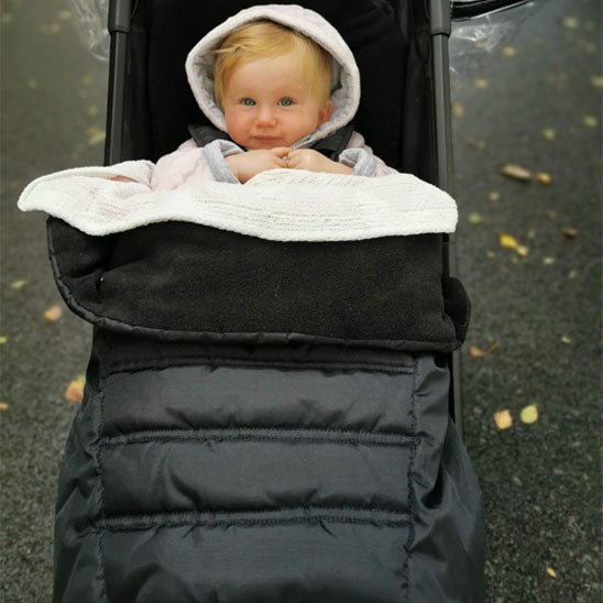 Chancelière-poussette-bébé-content